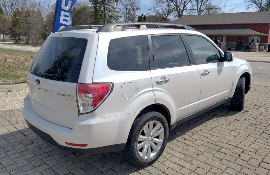 2013 Subaru Forester 2.5x Premium. i7