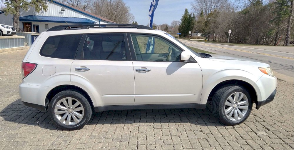 2013 Subaru Forester 2.5x Premium. i8